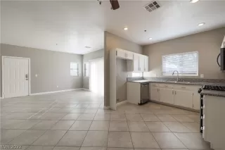 Photo #4: 2361922 Listing