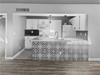 Photo #1: 2361944 Listing 