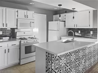 Photo #3: 2361944 Listing 