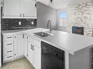 Photo #4: 2361944 Listing 