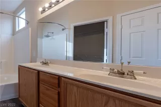 Photo #5: 2361976 Listing