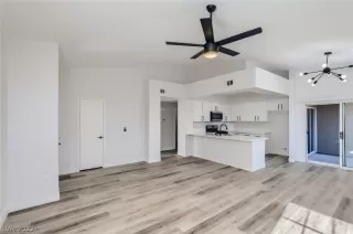 Photo #4: 2363093 Listing