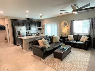 Photo #3: 2364884 Listing