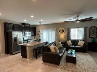 Photo #4: 2364884 Listing