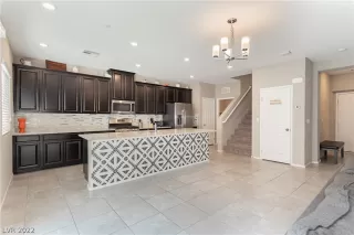 Photo #5: 2364953 Listing