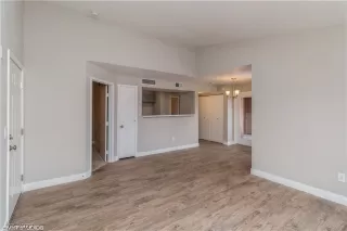 Photo #4: 2365095 Listing