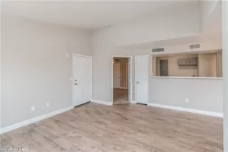 Photo #5: 2365095 Listing