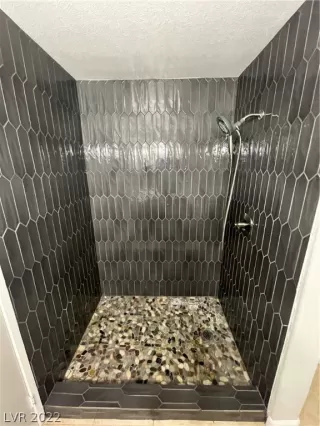 Photo #6: 2365318 Listing