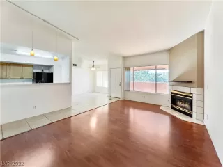 Photo #3: 2365867 Listing