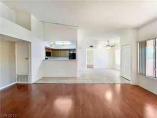 Photo #6: 2365867 Listing