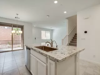 Photo #5: 2365967 Listing