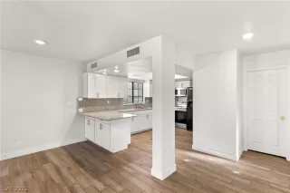 Photo #2: 2366278 Listing 