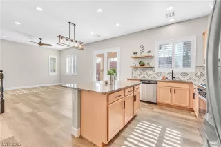 Photo #4: 2366290 Listing 