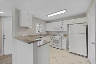 Photo #6: 2366291 Listing