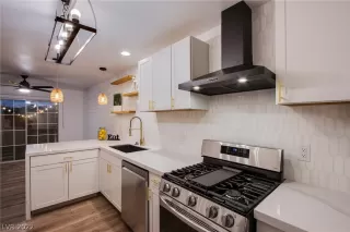 Photo #1: 2366418 Listing