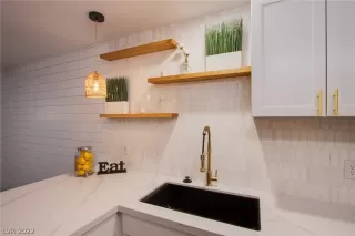 Photo #3: 2366418 Listing