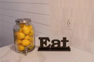 Photo #4: 2366418 Listing