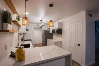 Photo #6: 2366418 Listing