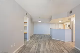 Photo #6: 2366565 Listing