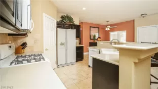 Photo #5: 2366580 Listing