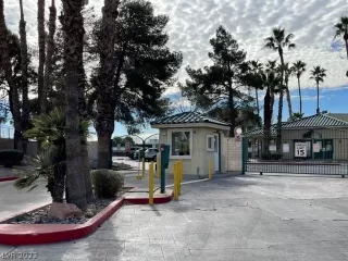 Photo #2: 2366933 Listing