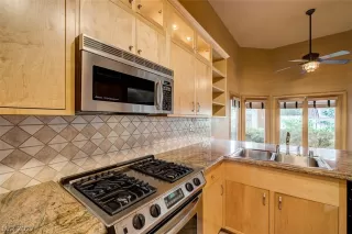 Photo #5: 2366937 Listing 