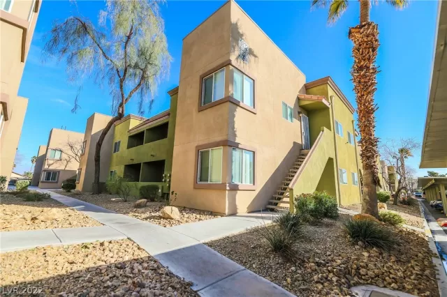 MLS: 2367032 Condo For Sale