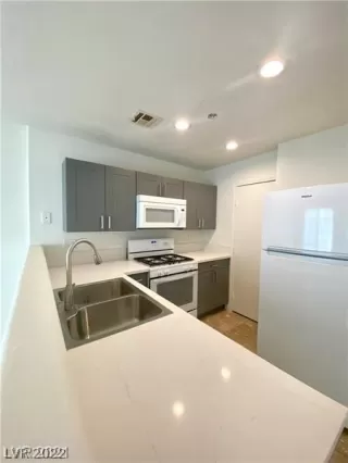 Photo #3: 2367090 Listing 