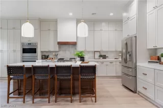 Photo #5: 2367121 Listing