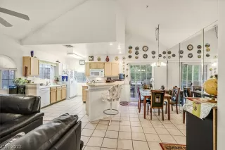 Photo #4: 2367264 Listing