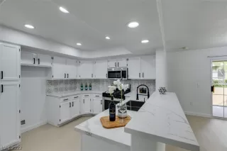 Photo #5: 2367281 Listing