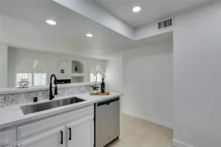 Photo #6: 2367281 Listing