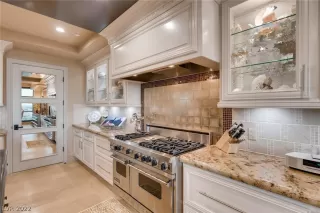 Photo #2: 2367686 Listing