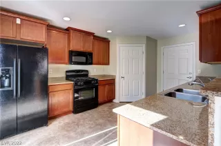 Photo #5: 2367763 Listing