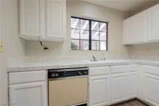 Photo #5: 2367797 Listing