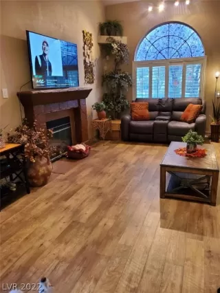 Photo #4: 2367904 Listing