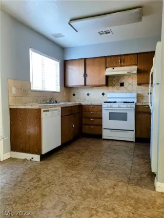 Photo #5: 2368101 Listing 