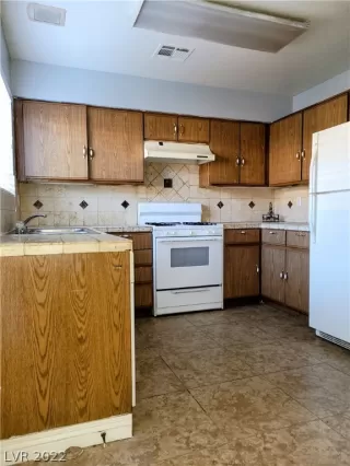 Photo #6: 2368101 Listing 