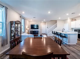 Photo #6: 2368390 Listing