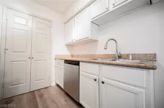 Photo #4: 2368605 Listing