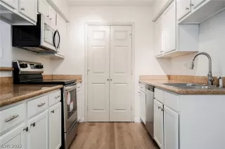 Photo #6: 2368605 Listing