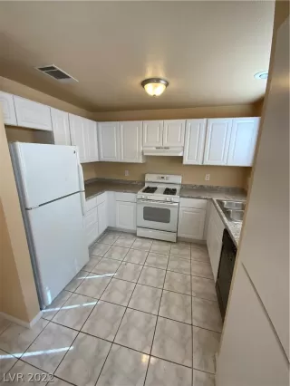Photo #3: 2368607 Listing