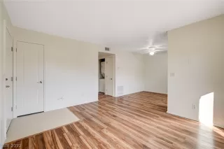 Photo #6: 2368807 Listing