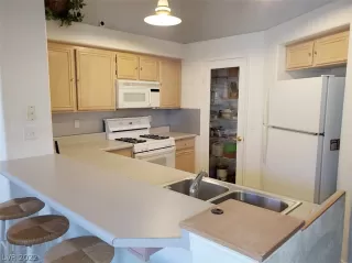 Photo #4: 2368873 Listing 