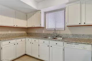 Photo #5: 2368948 Listing 