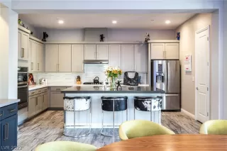 Photo #5: 2369009 Listing