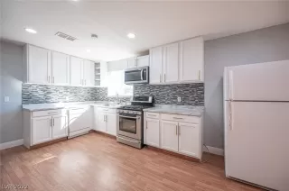 Photo #5: 2369153 Listing 