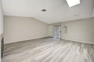 Photo #5: 2369410 Listing 