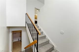 Photo #6: 2369759 Listing