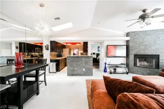 Photo #4: 2369958 Listing